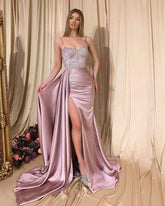 Rosa Meerjungfrau-Ballkleid aus Satin mit Spaghettiträgern und seitlichem Schlitz und abnehmbarem Rock